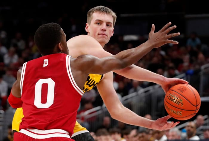 Iowa Hawkeyes guard Payton Sandfort (20) passes the ball during the men's Big Ten tournament game against the Indiana Hoosiers, Saturday, March 12, 2022, at Gainbridge Fieldhouse in Indianapolis.